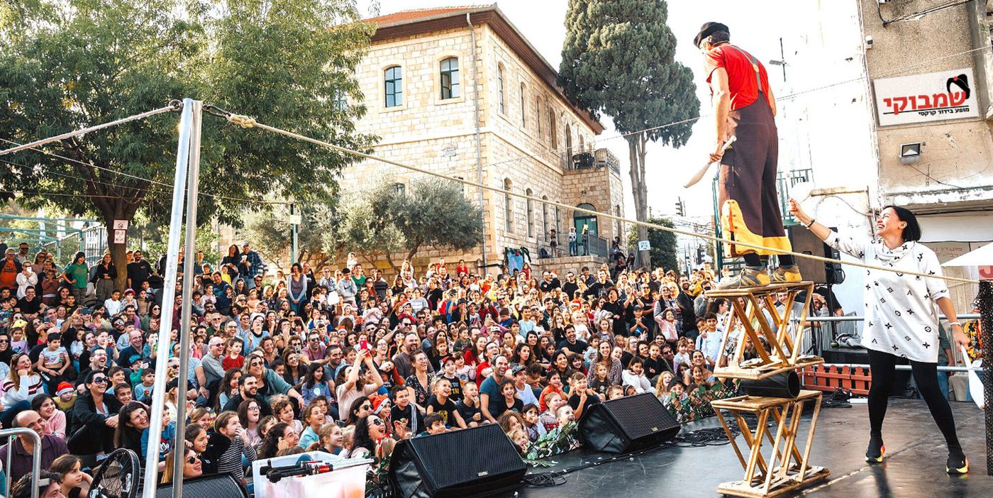 מופע קרקס מצחיק בפסטיבל